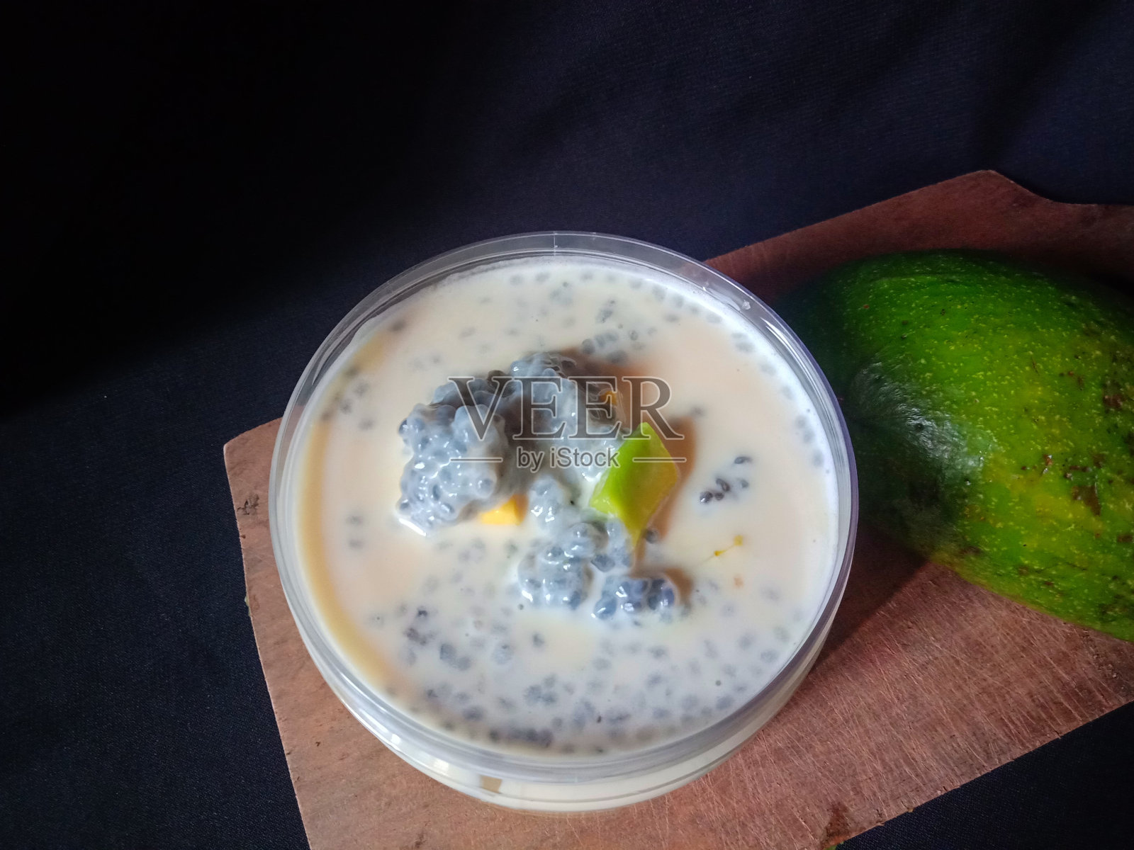 美味的甜点牛油果牛奶奶酪。照片摄影图片