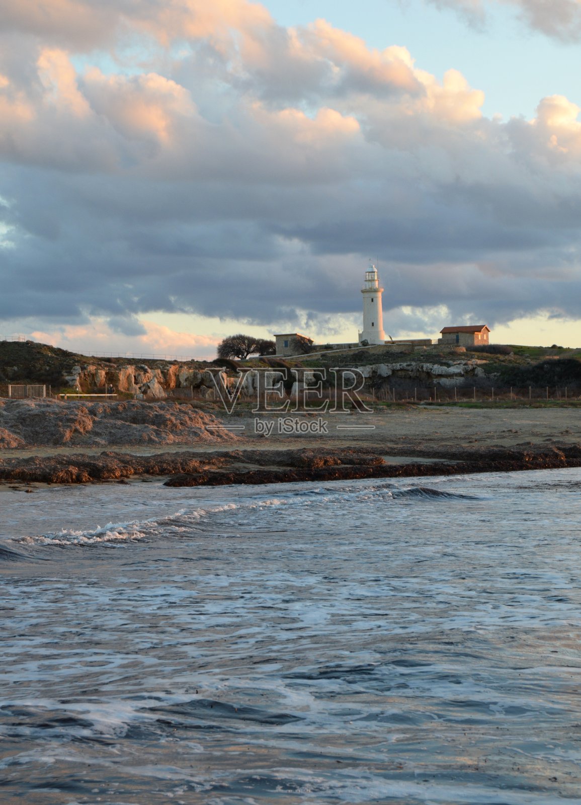 灯塔在日落多云的天空背景。感伤、塞浦路斯照片摄影图片