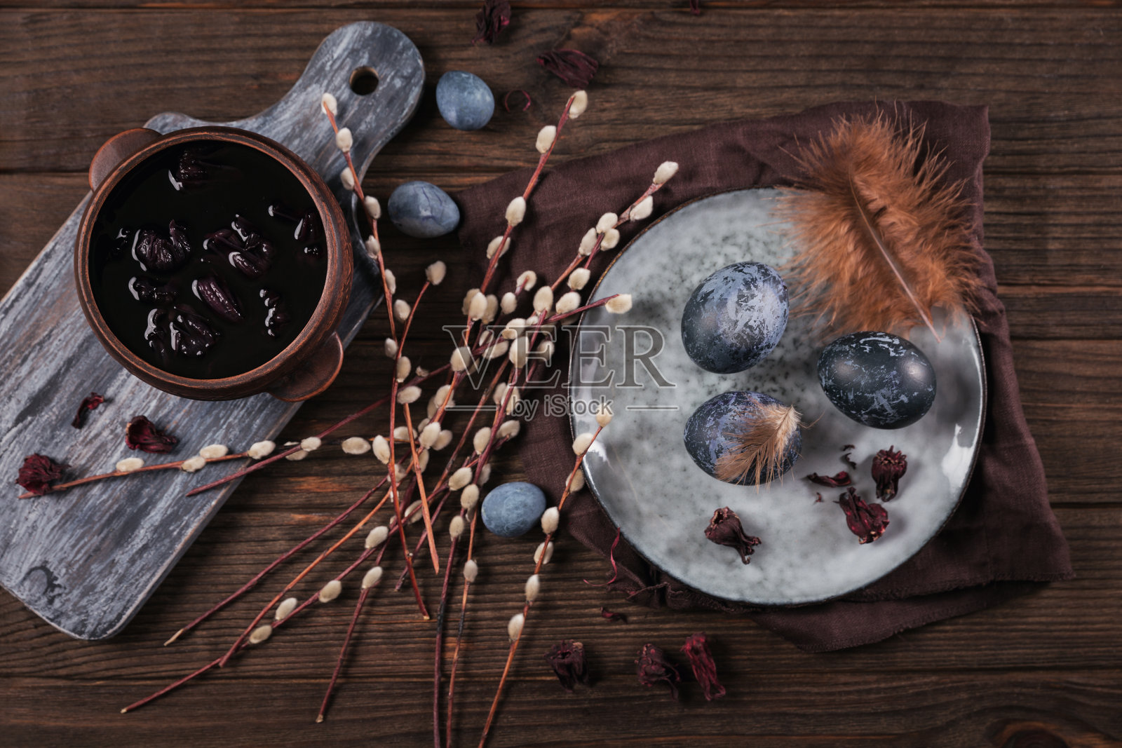 染色复活节彩蛋与大理石石材的效果照片摄影图片