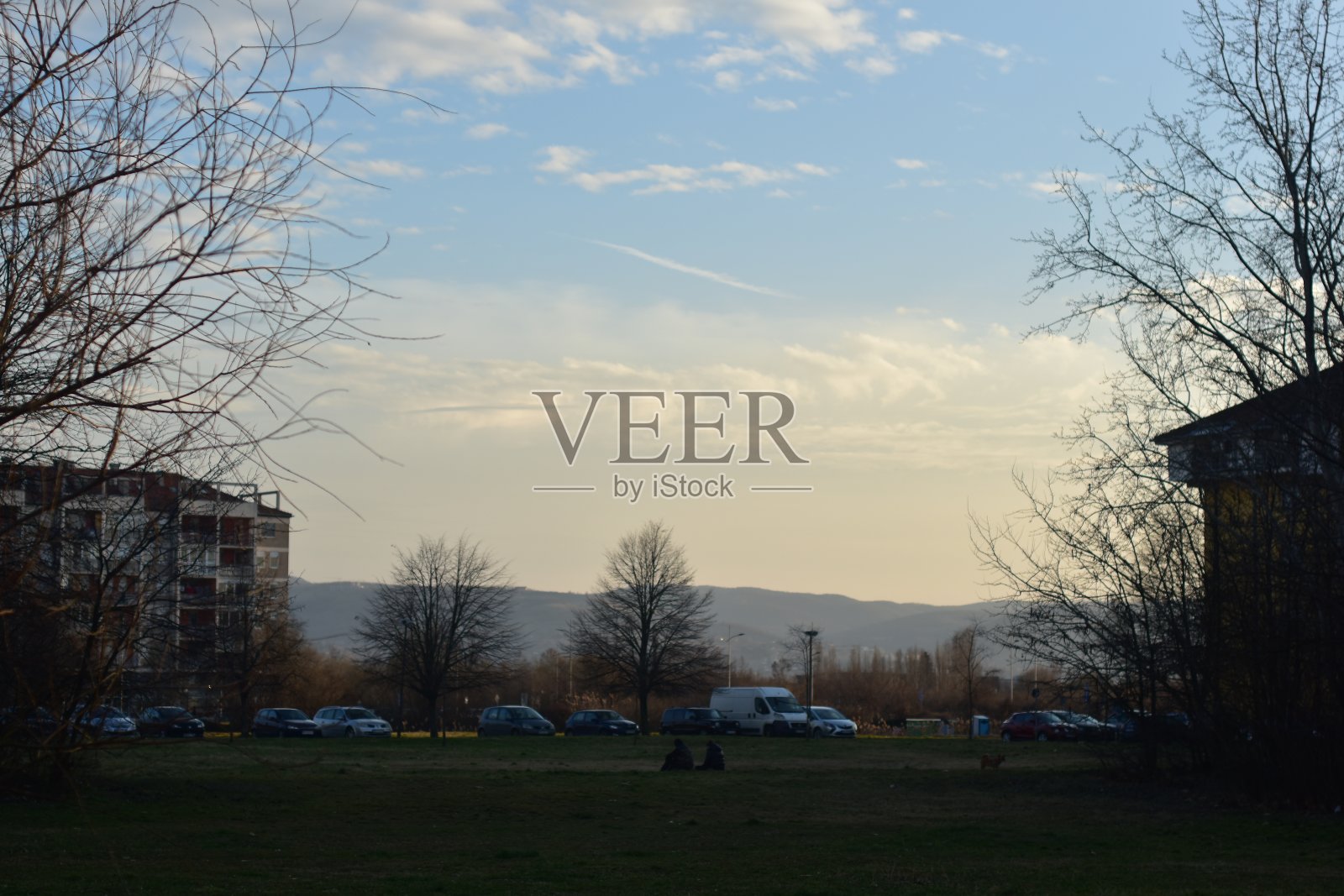 野蛮风格建筑附近的公园照片摄影图片