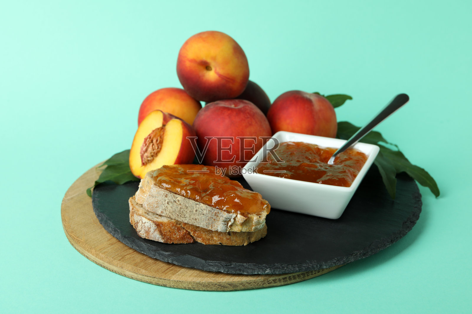 三明治配蜜桃酱和薄荷背景照片摄影图片