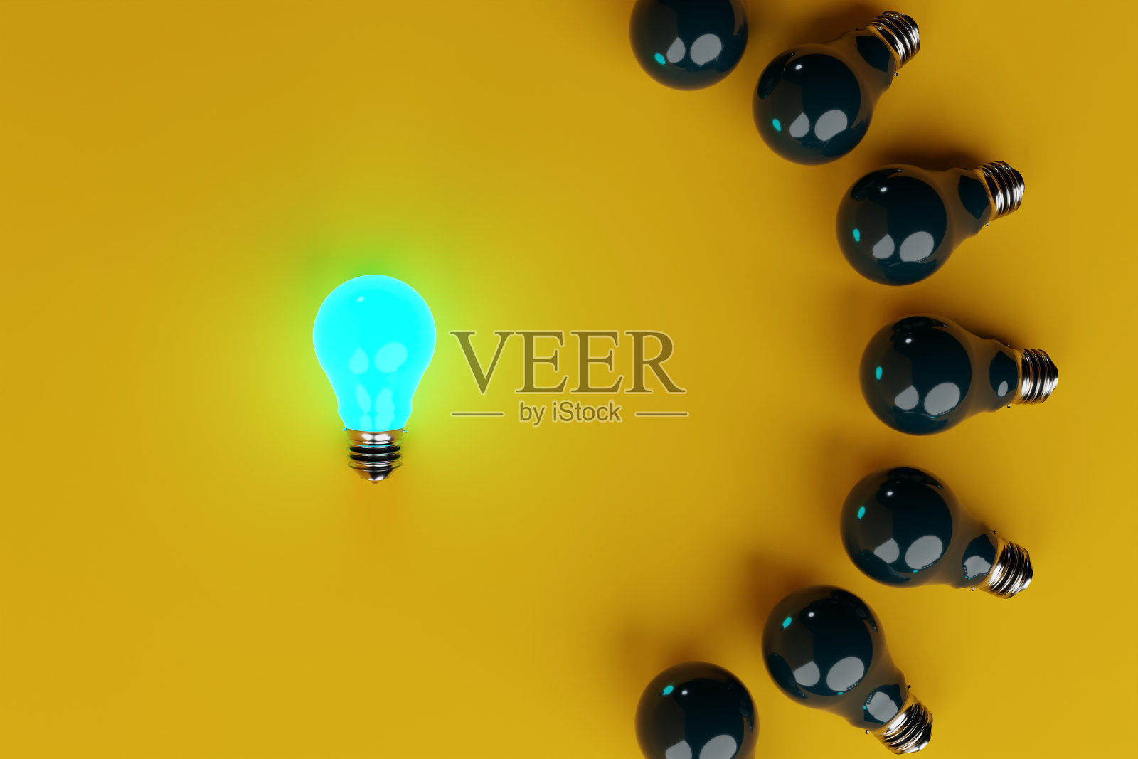 一个亮着蓝色灯泡的背景下，其他不发光灯泡，黄色背景。照片摄影图片