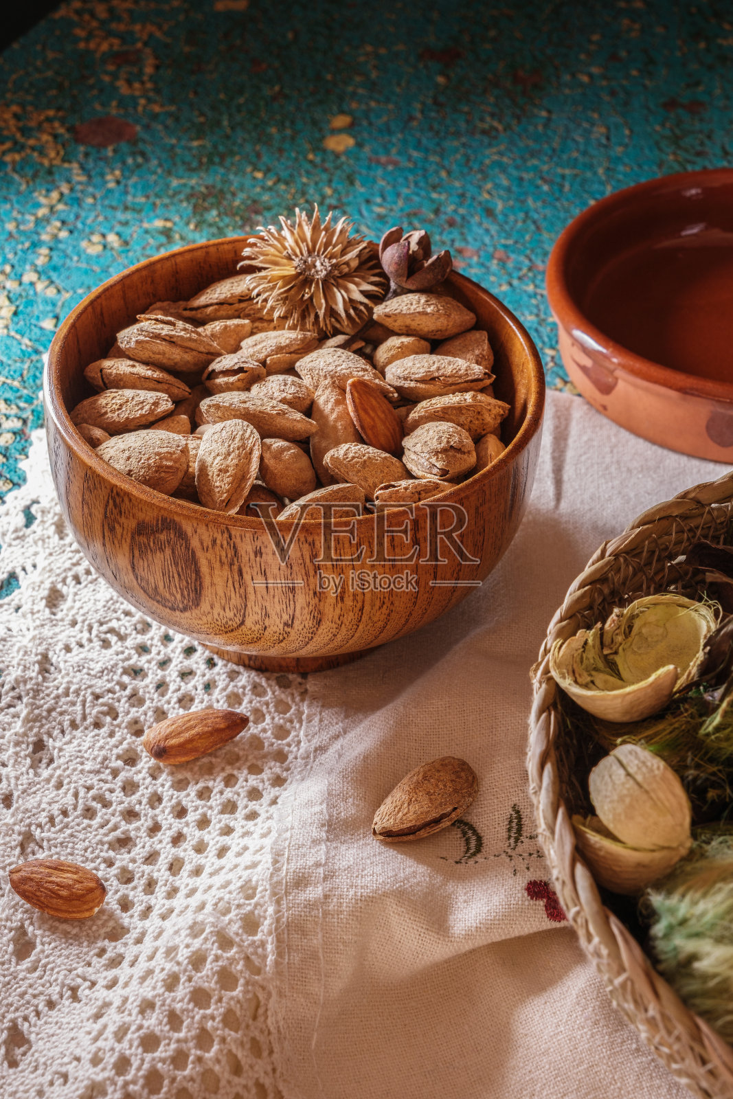 静物的干果，垂直拍摄，烤杏仁垫和干花照片摄影图片