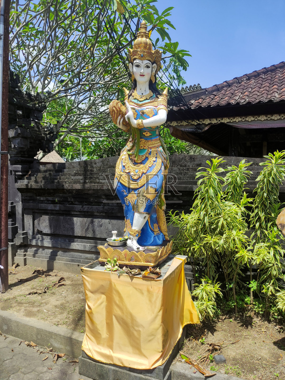 巴厘岛一座寺庙前的雕像照片摄影图片