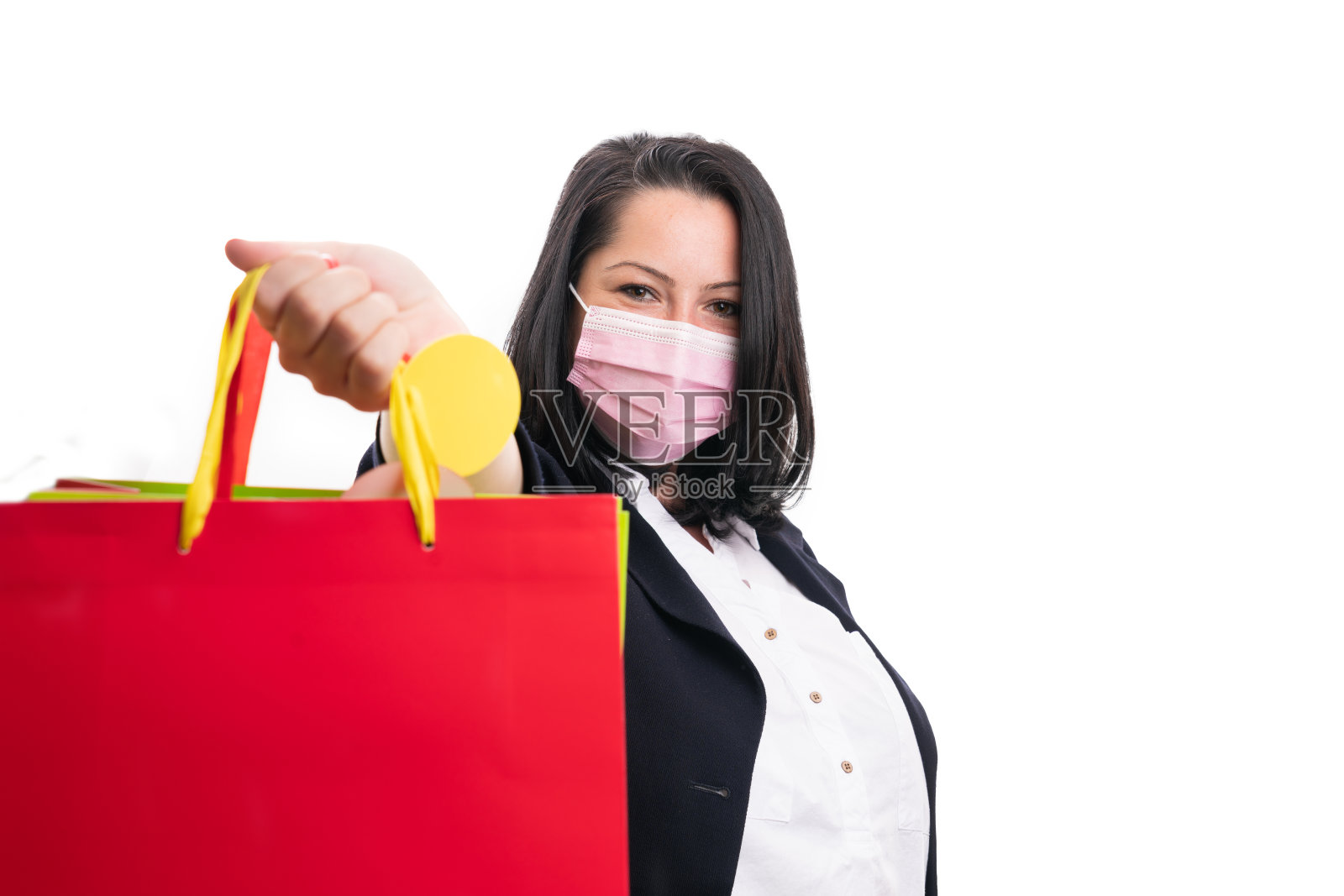女商人戴着面具展示购物袋与复印空间照片摄影图片