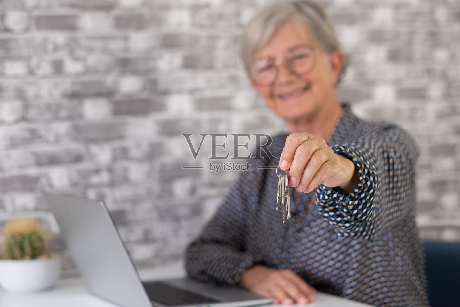 房产散乱女经纪人握着房子钥匙给客户在办公室签订合同协议后，物业概念照片摄影图片