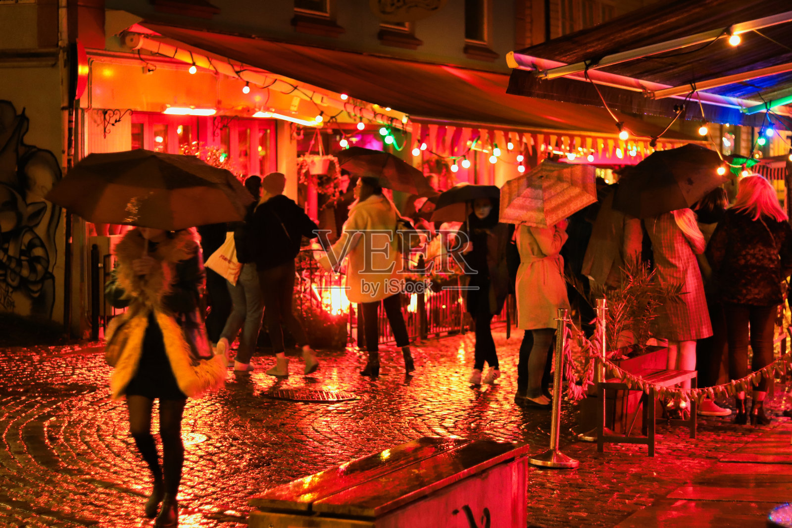 斯塔万格街头的雨夜照片摄影图片