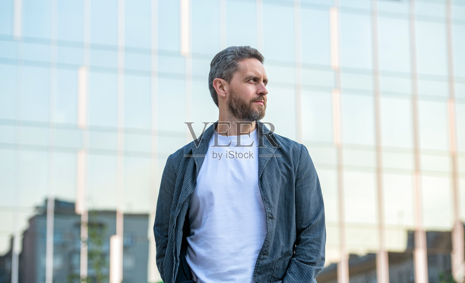 时髦的时尚模特。不刮胡子的时髦男人。户外时尚男。照片摄影图片