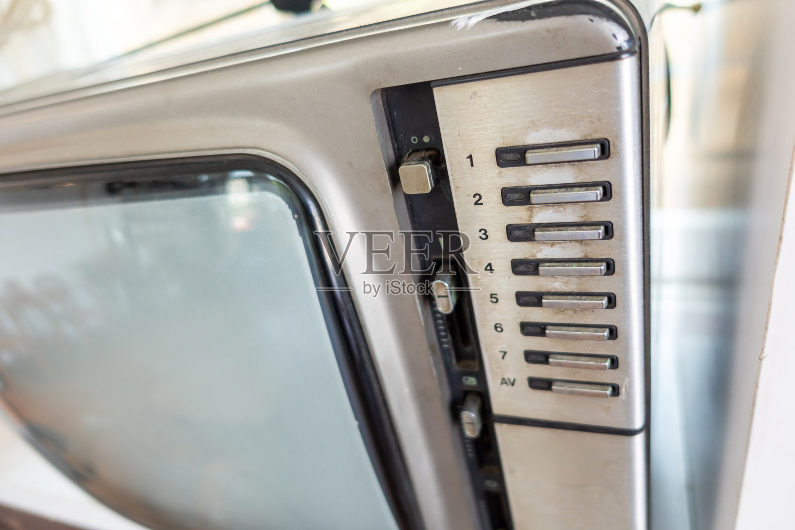 模拟电视是一种利用模拟信号传输图像和声音的传统电视技术。在广播中，光、色、声都是用模拟信号的幅值、相位和频率来表示的。照片摄影图片