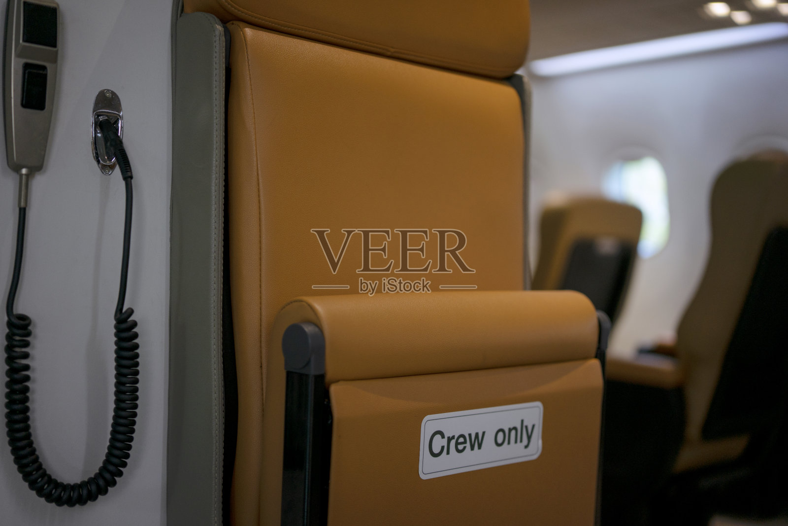 乘坐商业飞机的旅客旅行。照片摄影图片