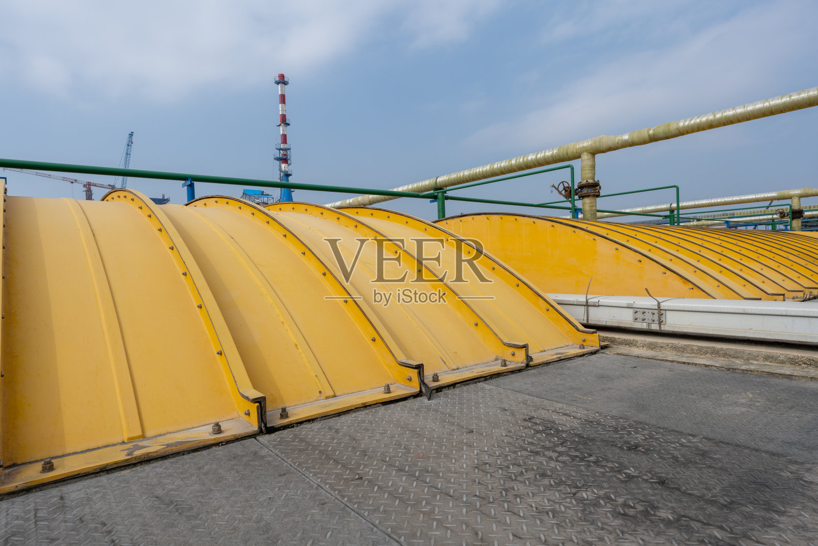 正在施工的化工厂处理池平台照片摄影图片