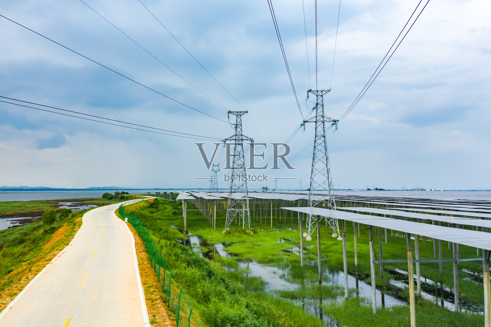 航空摄影太阳能发电设备照片摄影图片