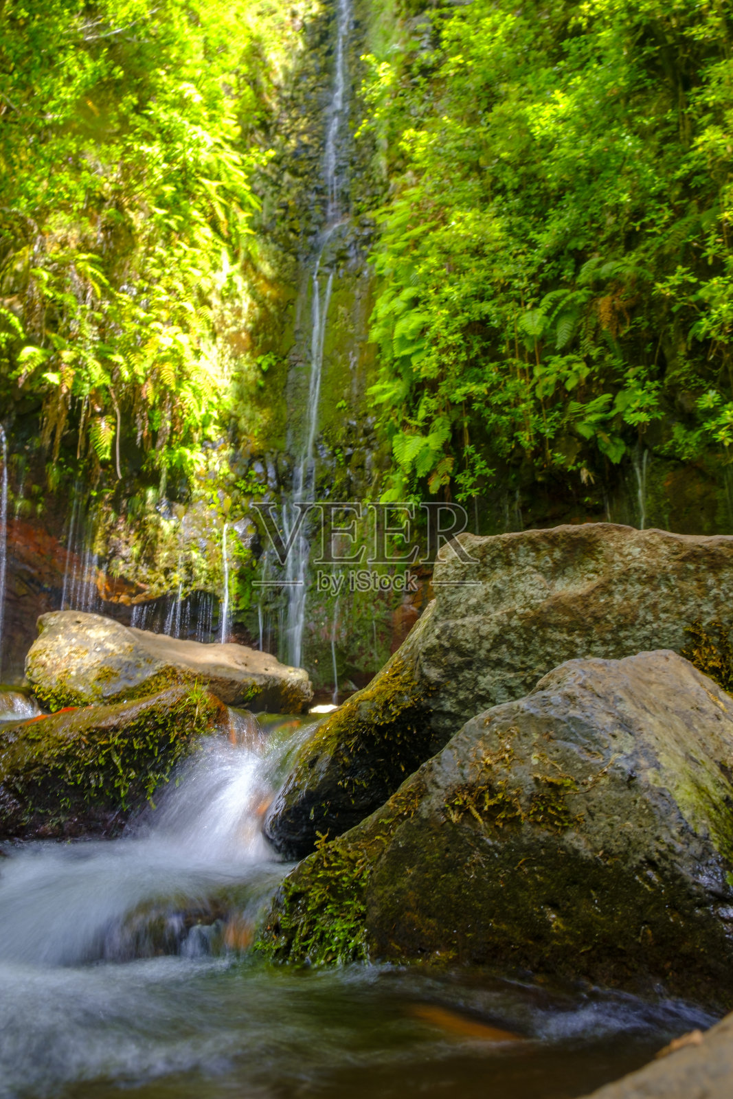 25 Fontes waterfalls in the mountains near Rabaçal and Levada do Risco walkway on Madeira island during a beautiful summer day照片摄影图片