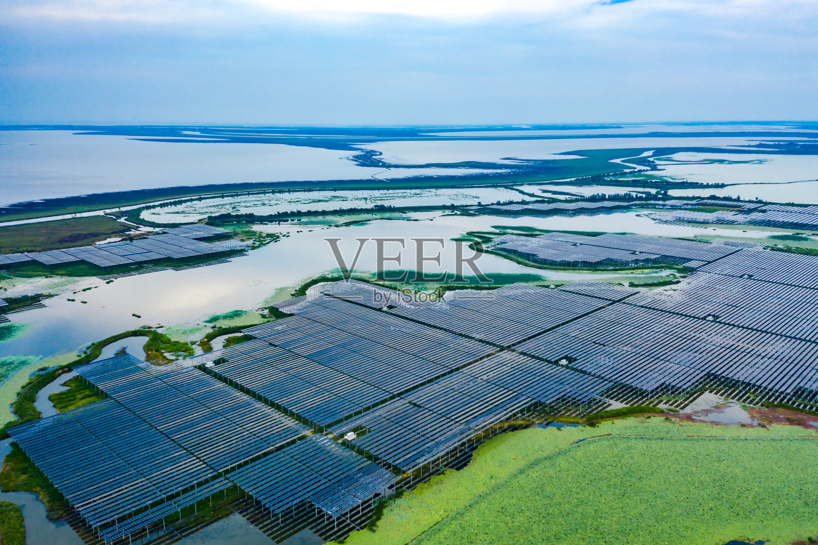 航空摄影太阳能发电设备照片摄影图片