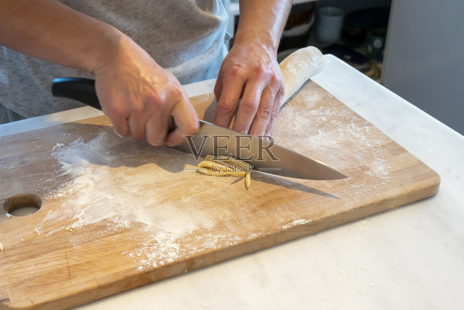 女人的手切天然自制意大利面照片摄影图片