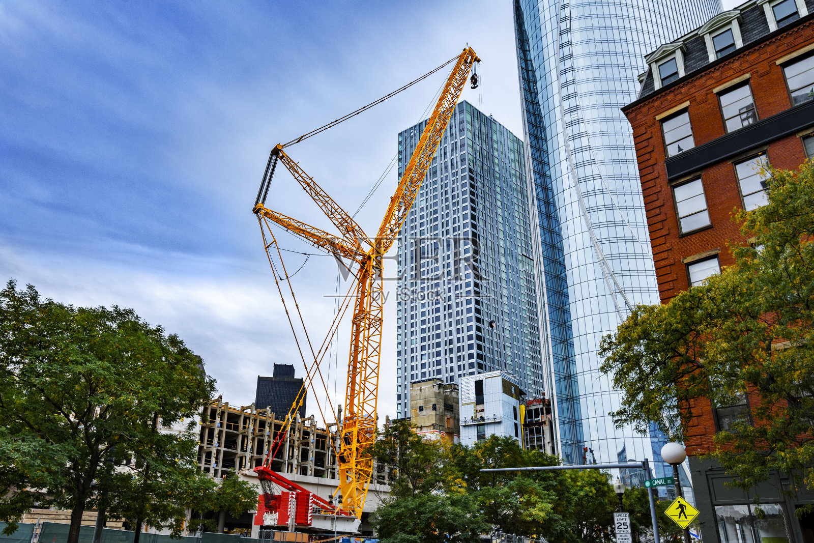 市中心摩天大楼前的起重机照片摄影图片