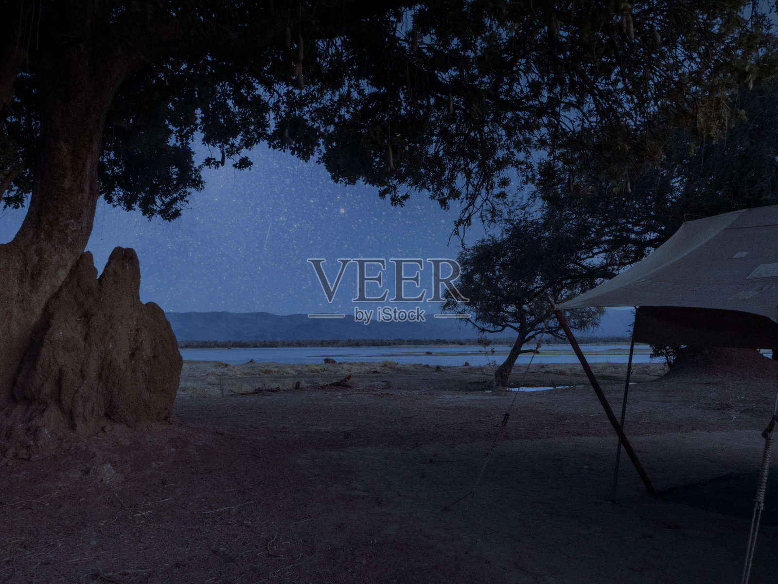 津巴布韦野生动物保护区的一夜照片摄影图片