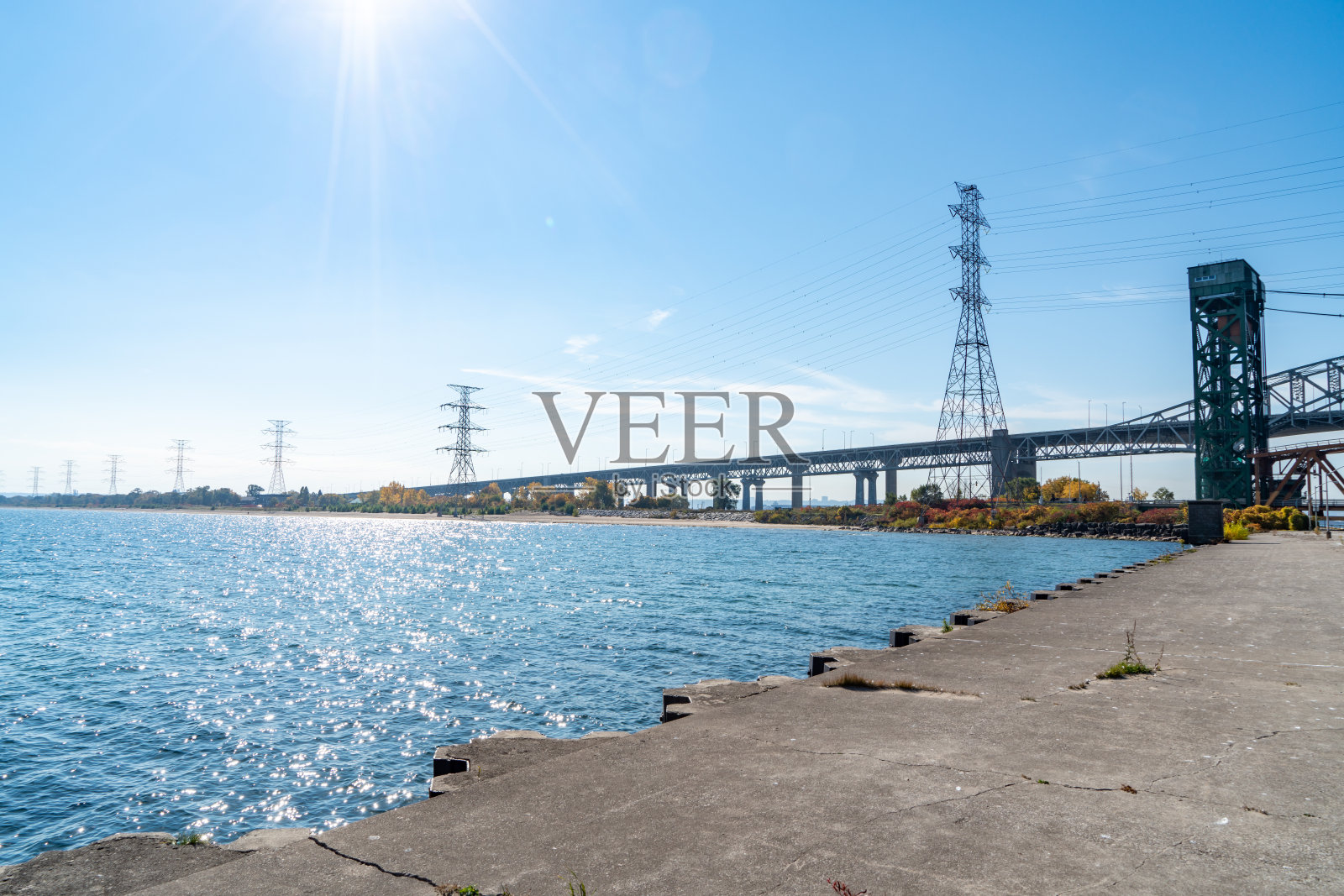 伯灵顿运河吊桥和伊丽莎白女王路QEW高速公路，安大略省，加拿大照片摄影图片