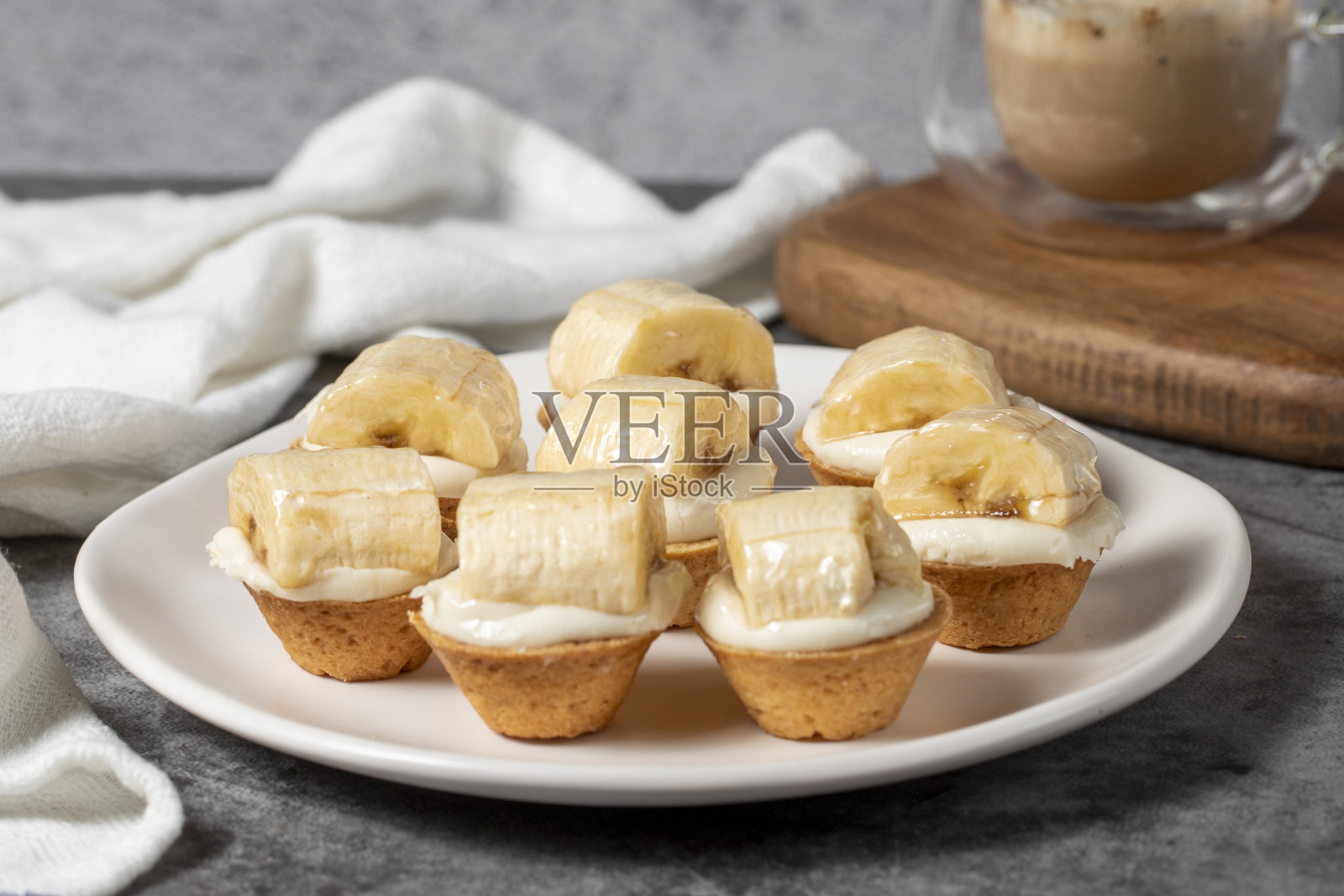 香蕉小果馅饼。美味的馅饼甜点。近距离照片摄影图片