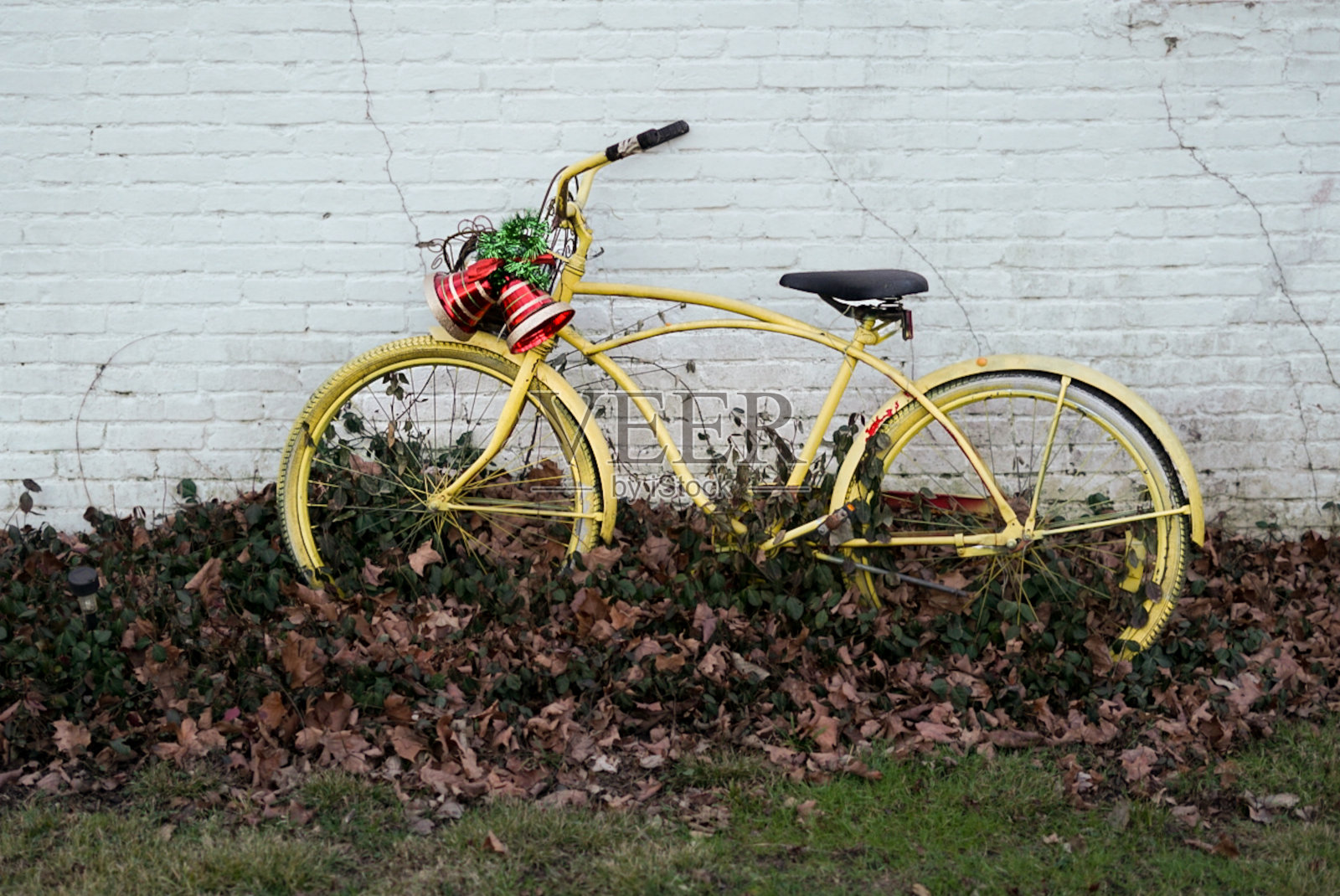 圣诞节装饰的黄色自行车照片摄影图片
