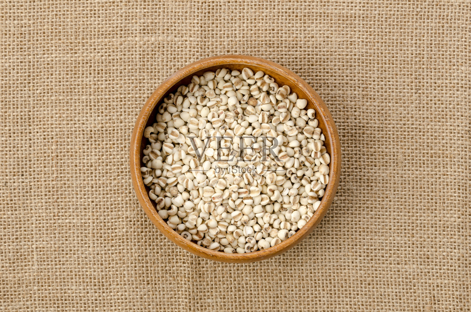 约伯的眼泪(Adlay小米)木碗在粗麻布背景照片摄影图片