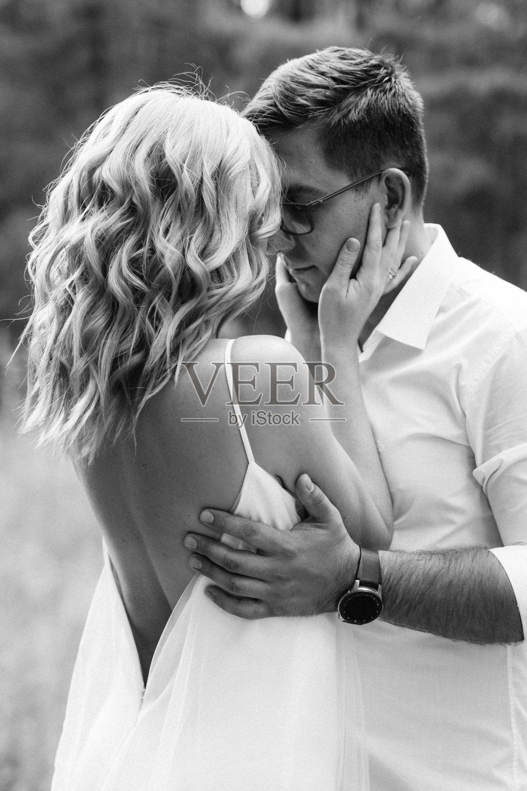 一对新婚夫妇在散步照片摄影图片