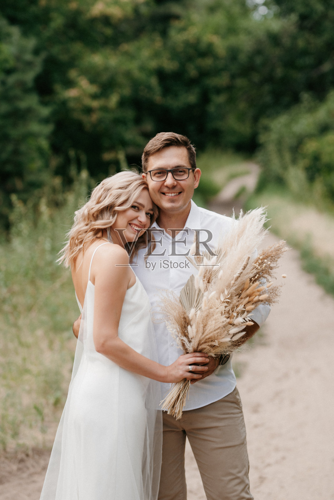 一对新婚夫妇在散步照片摄影图片