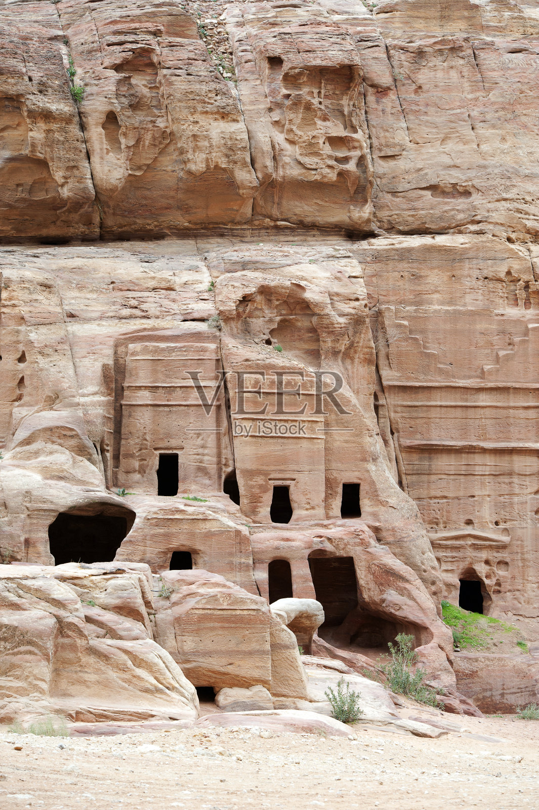 前往中东约旦佩特拉的Al Siq的入口雕刻照片摄影图片