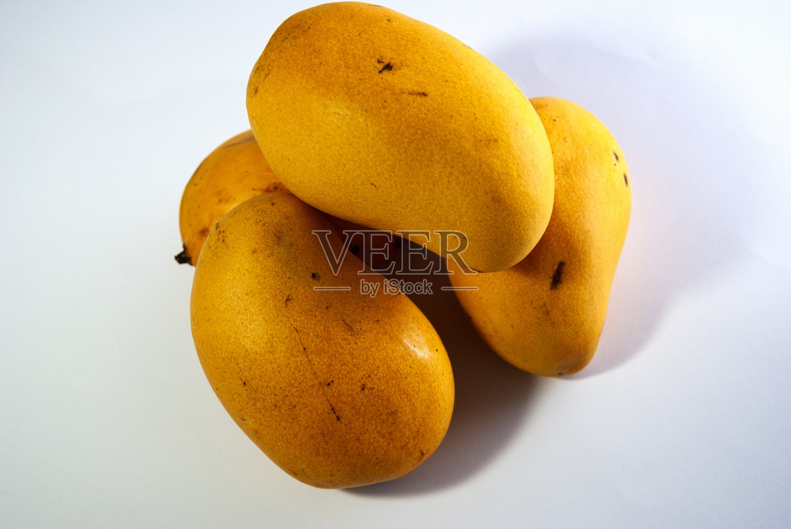 白底芒果，中美洲和危地马拉的时令水果，富含纤维和维生素，浓郁的热带风味。照片摄影图片