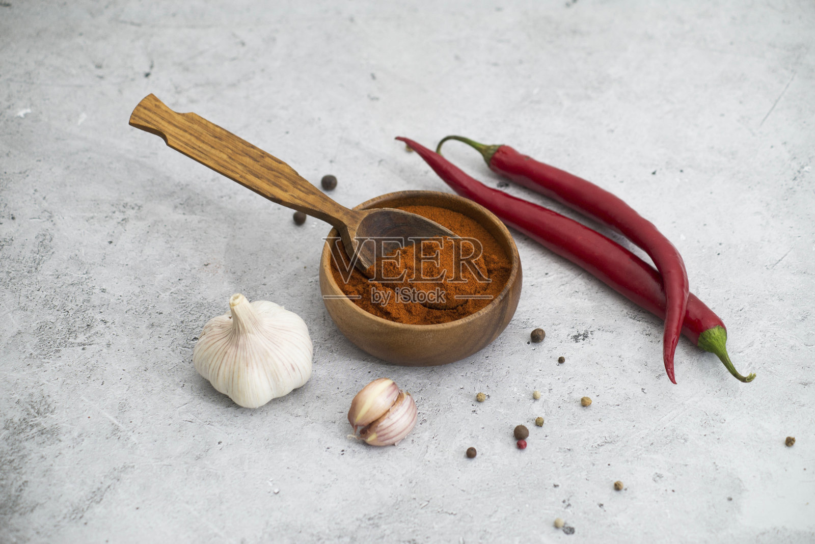 咖喱，西红柿，红辣椒，大蒜，灰色背景。照片摄影图片
