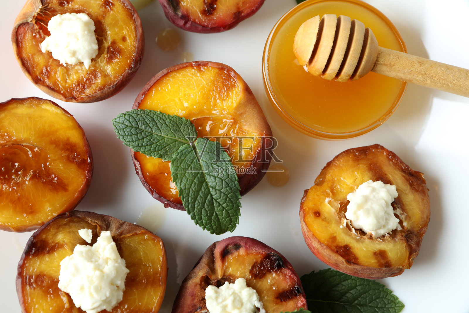 盘子与美味的烤桃子，近距离和俯视图照片摄影图片