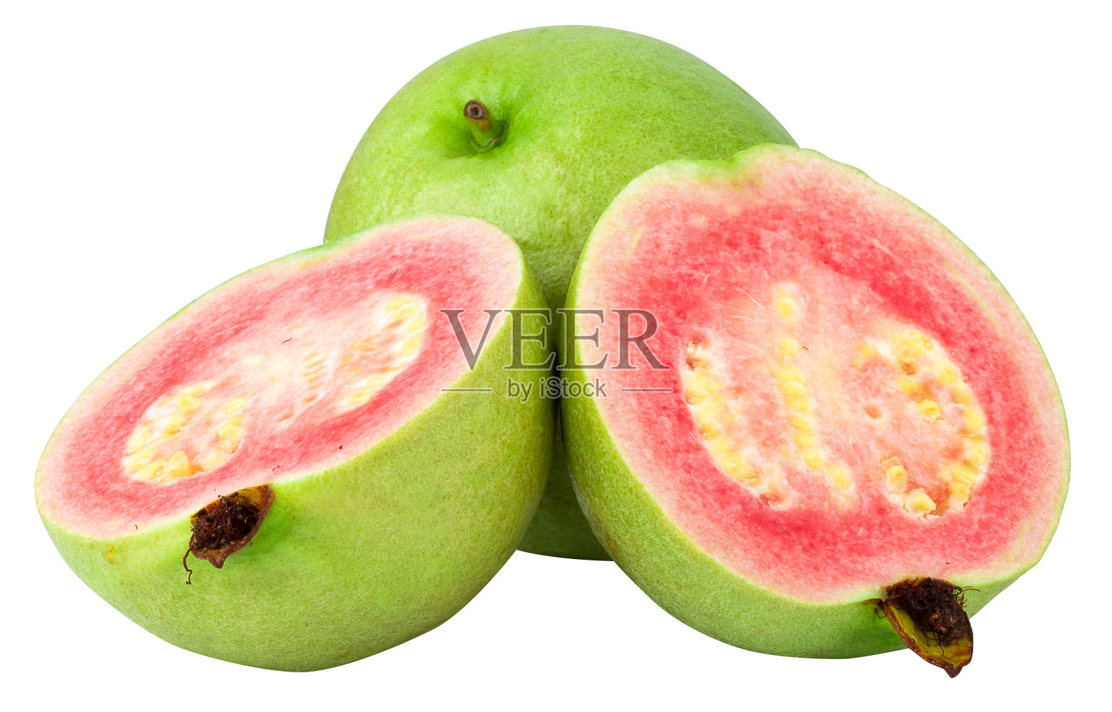 番石榴是一种热带水果，有粉红色多汁的果肉和强烈的甜香气，叶子孤立在白色背景上照片摄影图片