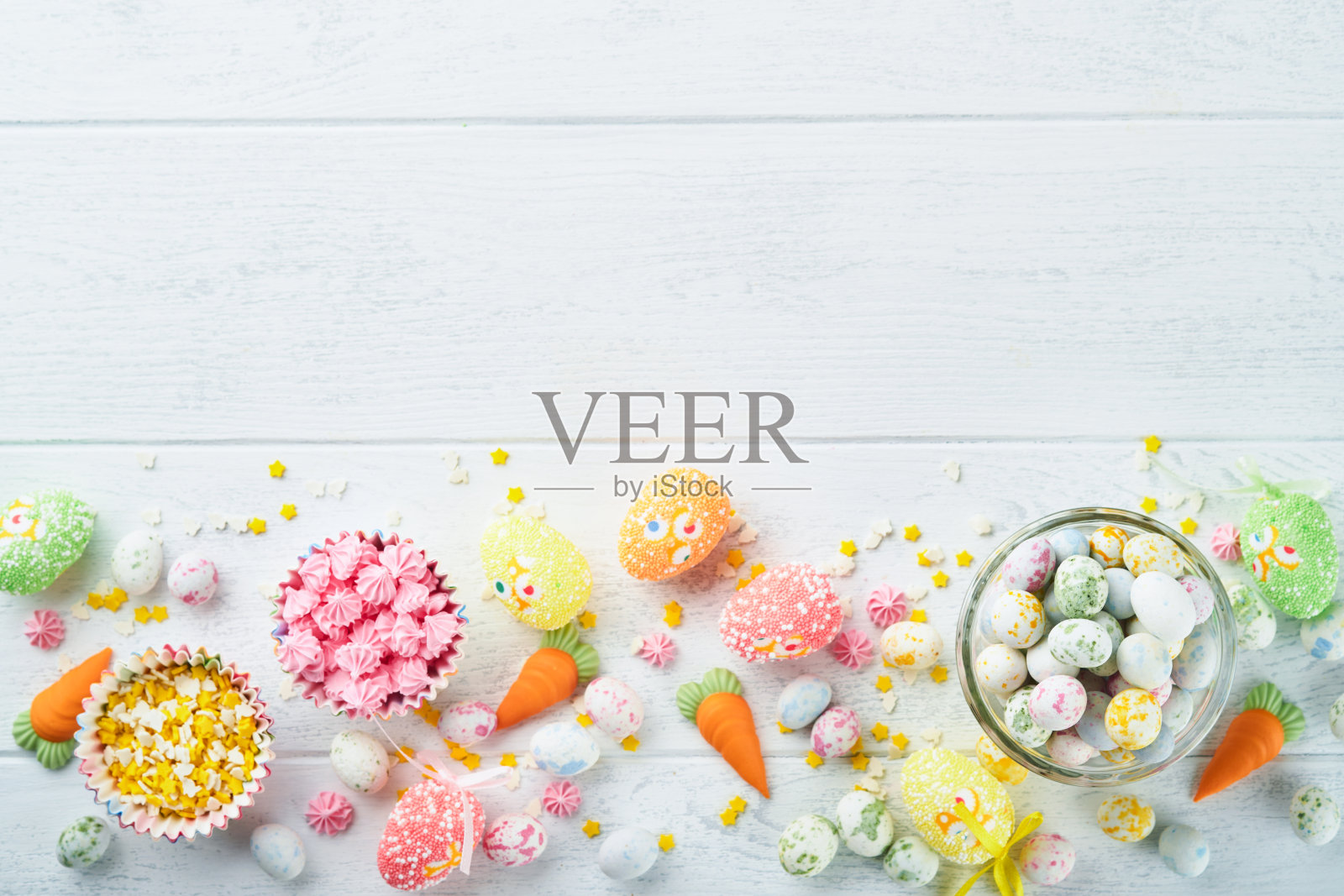 甜蜜的复活节概念。甜蜜的复活节孩子节日品种棉花糖兔子，巧克力复活节蛋，糖果，兔子，零食在白色的木制背景。平铺复活节的装饰思路。模拟。照片摄影图片