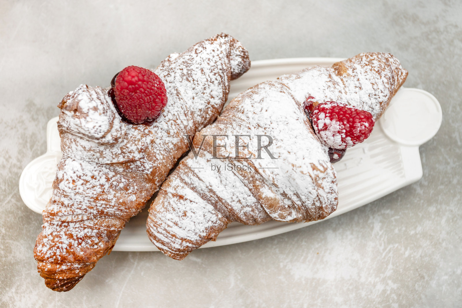 牛角面包配果酱和浆果照片摄影图片