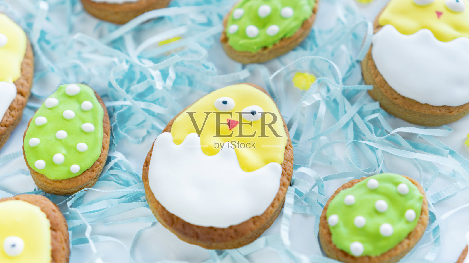 可爱的复活节卡片蛋形饼干。可爱的鸡肉糖饼干。装饰明亮的冰饼干。复活节背景与可爱的饼干。饼干糖衣的创意。照片摄影图片