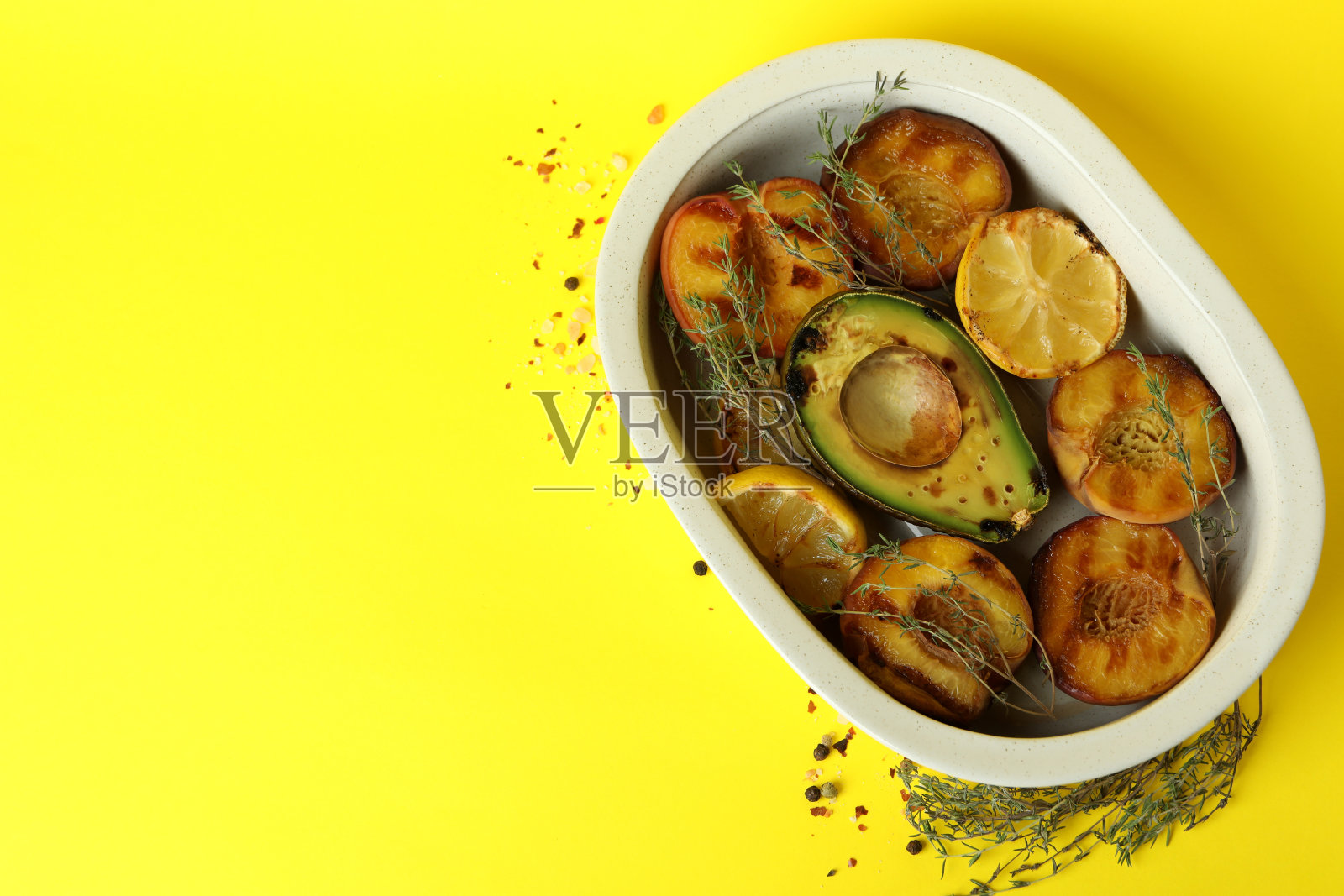 一碗美味的黄底烤桃子照片摄影图片