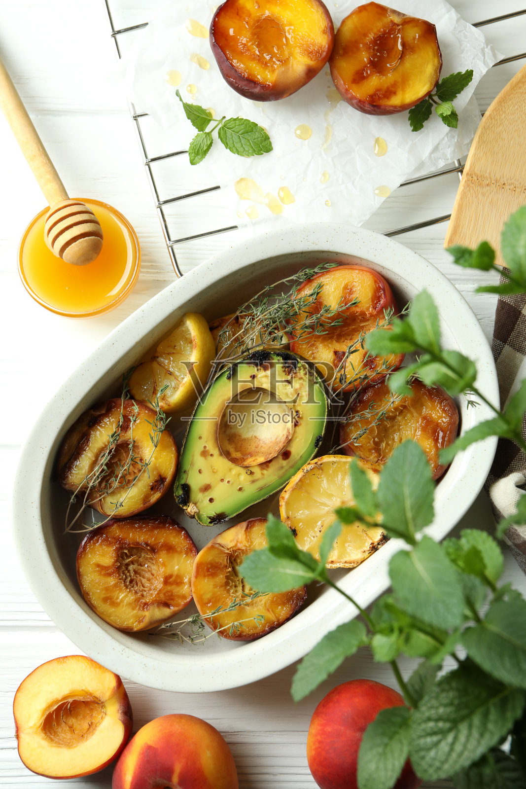 白色木桌上烤桃子的美味概念照片摄影图片