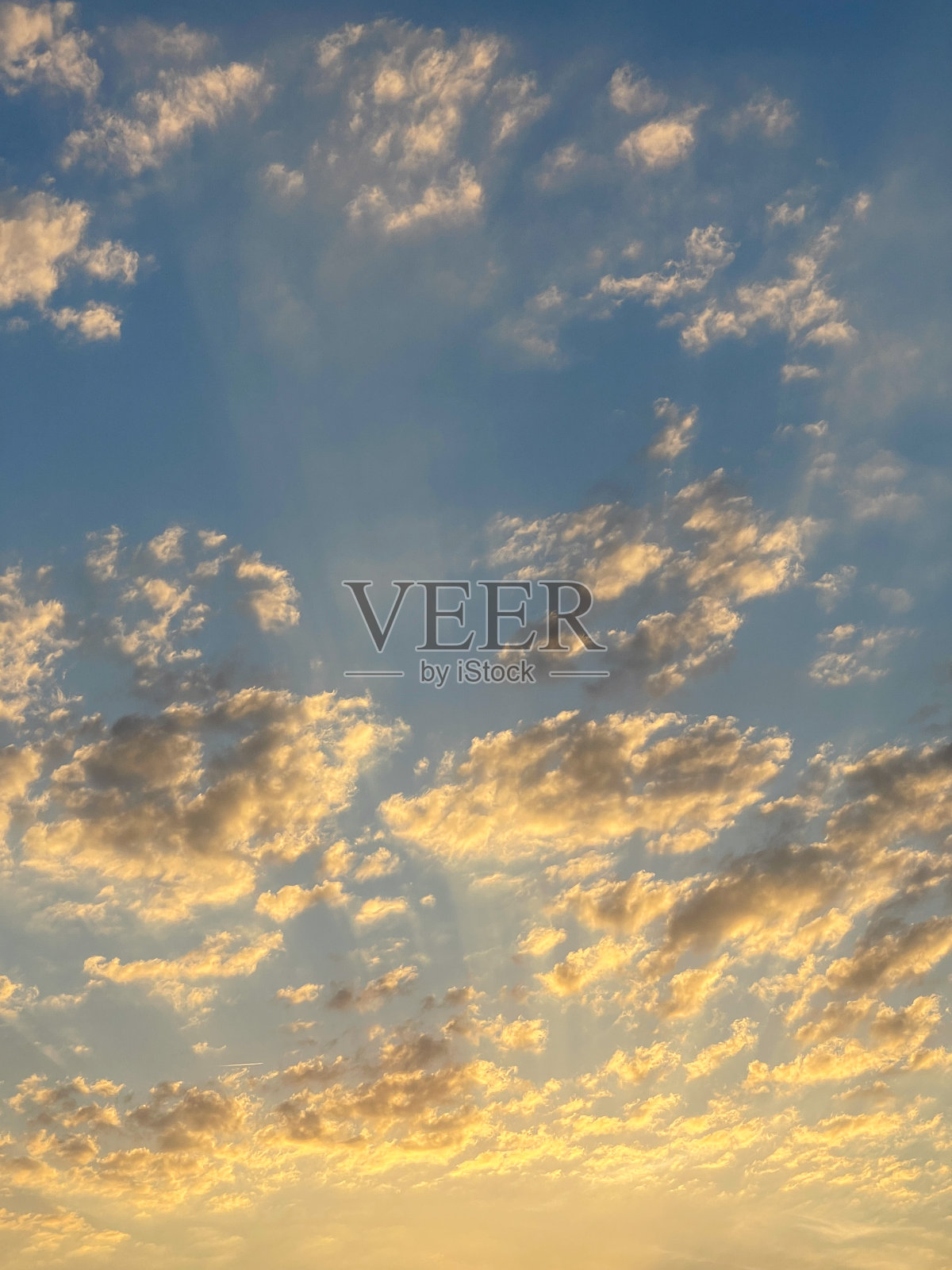 多云的天空与阳光射线照片摄影图片