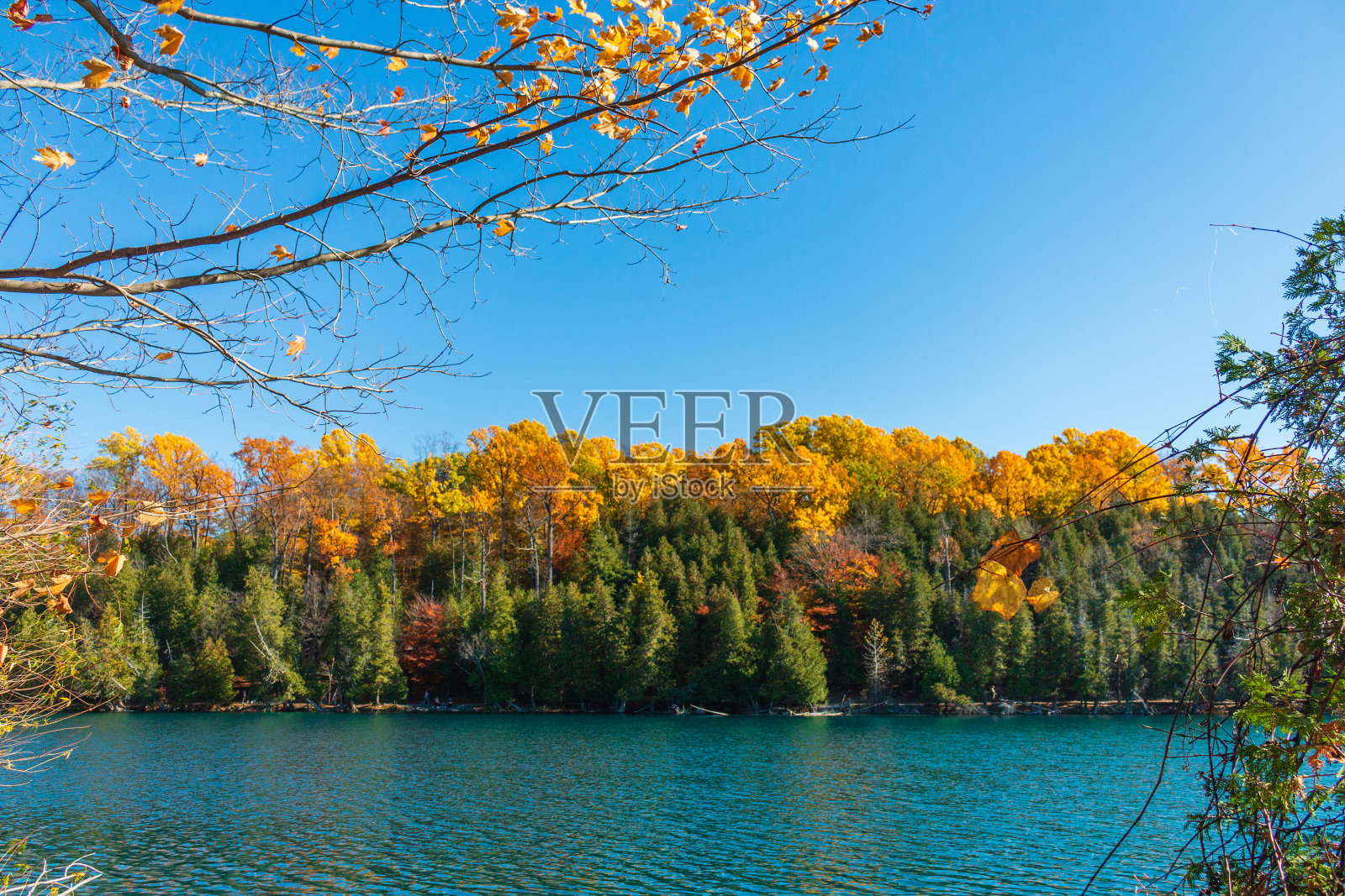 绿湖州立公园，纽约州，秋天五颜六色的树叶，倒影在湖面上照片摄影图片