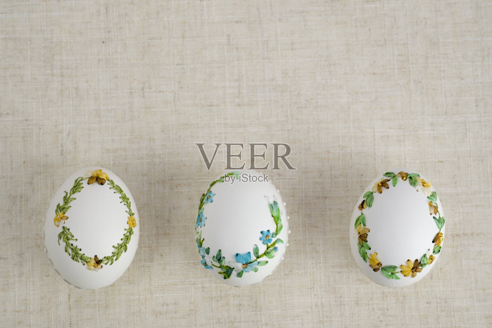 构图与复活节彩蛋在米色背景上刺绣在蛋壳复活节假期背景文字广告牌横幅明信片日历背景文字照片摄影图片