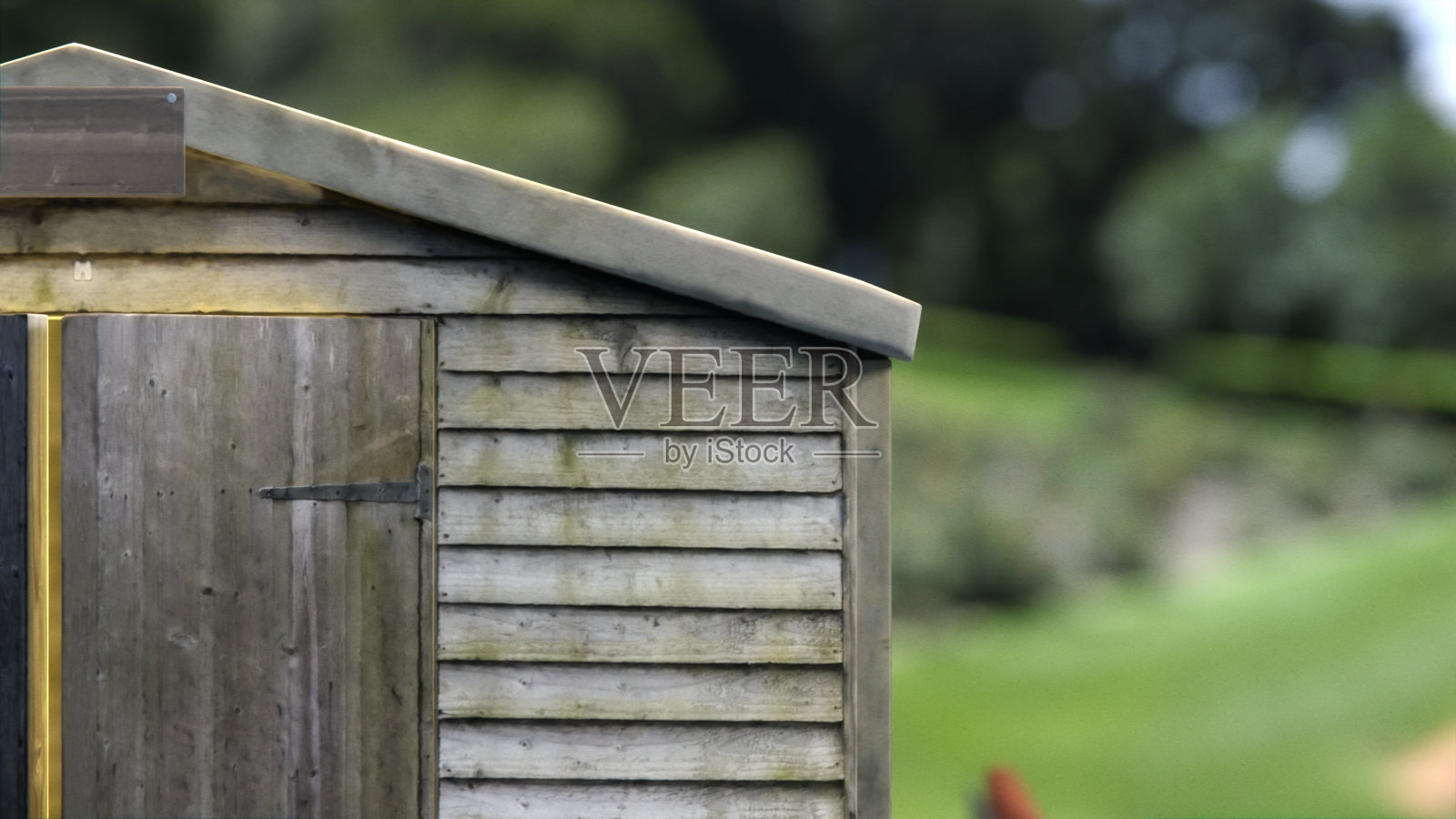 风化棚正字法前视图在大花园的白天时间照片摄影图片