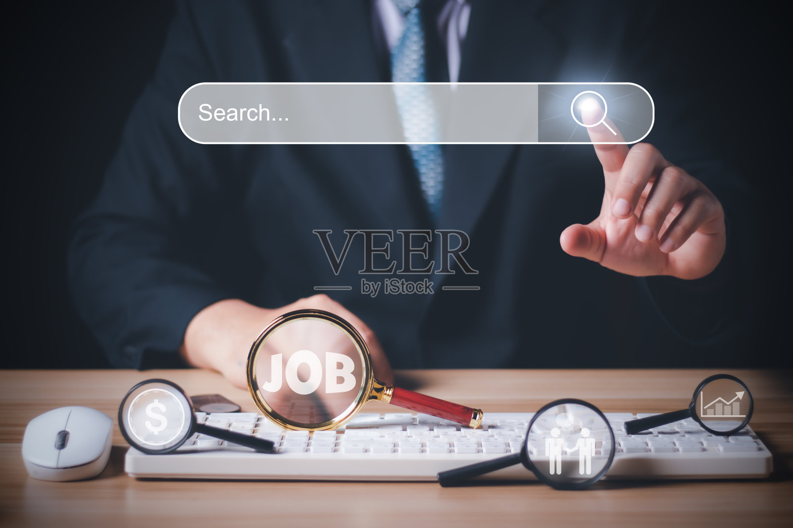 数据搜索技术搜索引擎优化。商人拿着一个搜索栏，桌上有一个放大镜和一台电脑。使用搜索控制台与您的网站。照片摄影图片