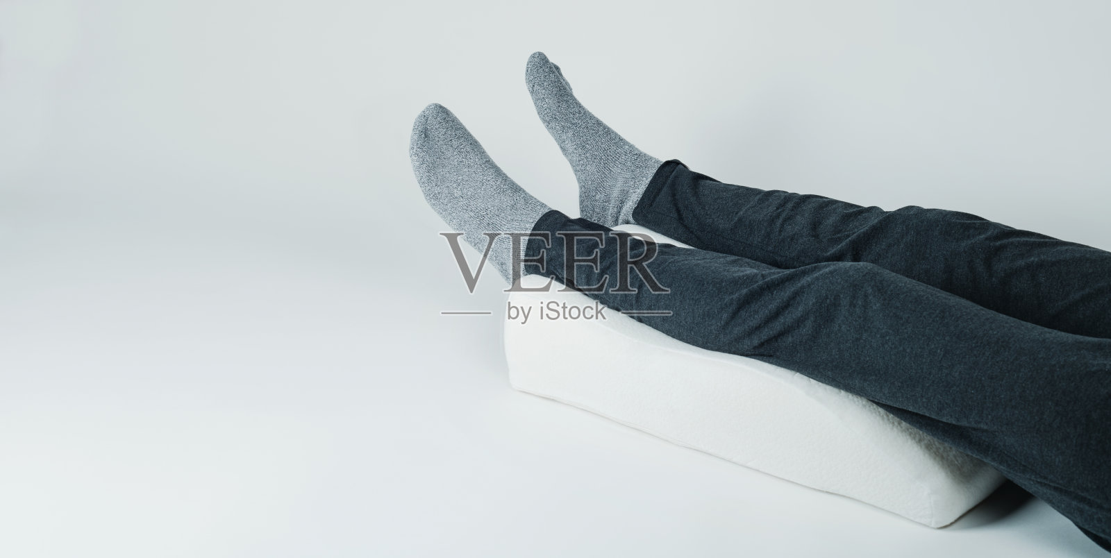 采用抬腿枕，条幅格式照片摄影图片