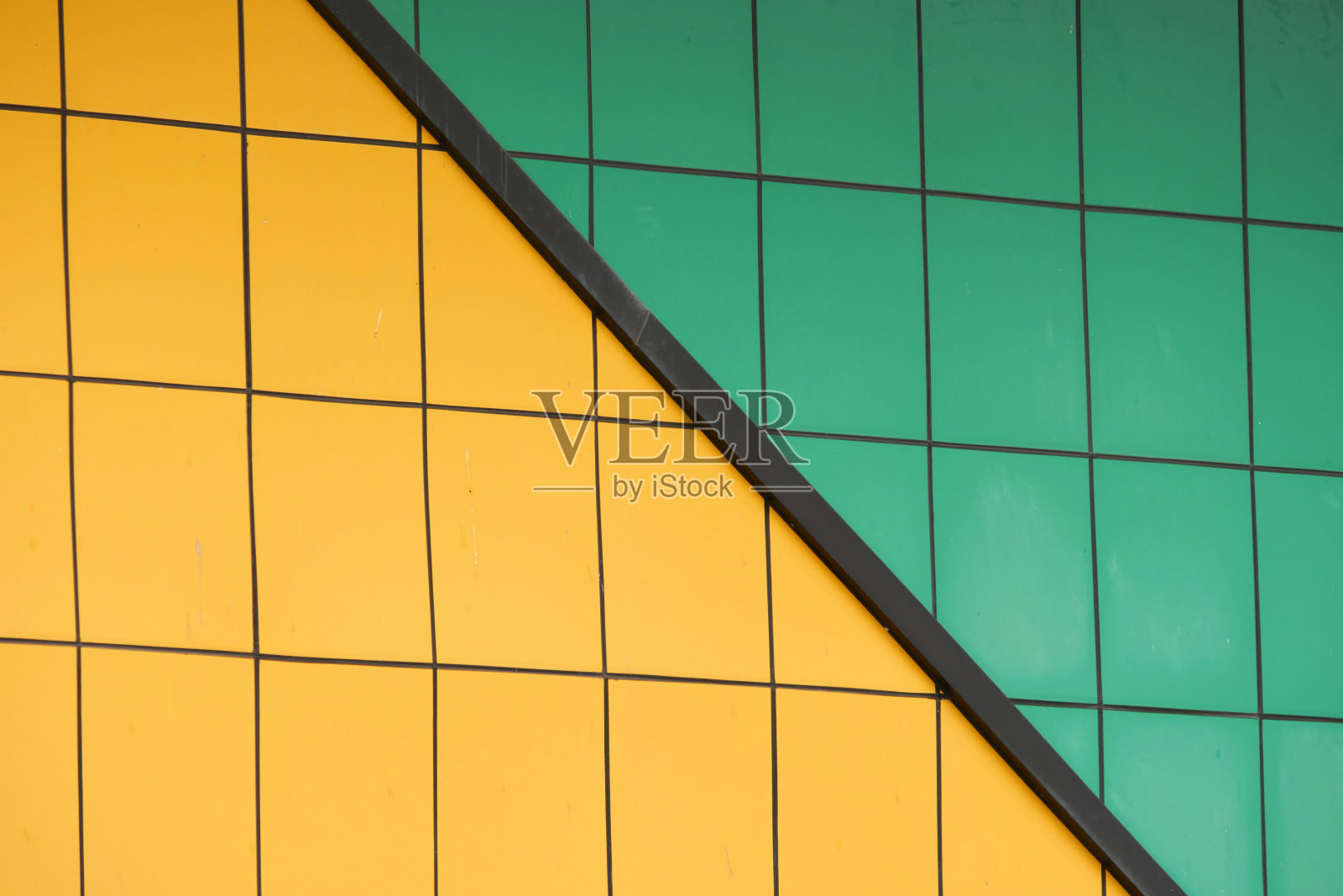 建筑采用对角线黑线设计，黄绿配色照片摄影图片