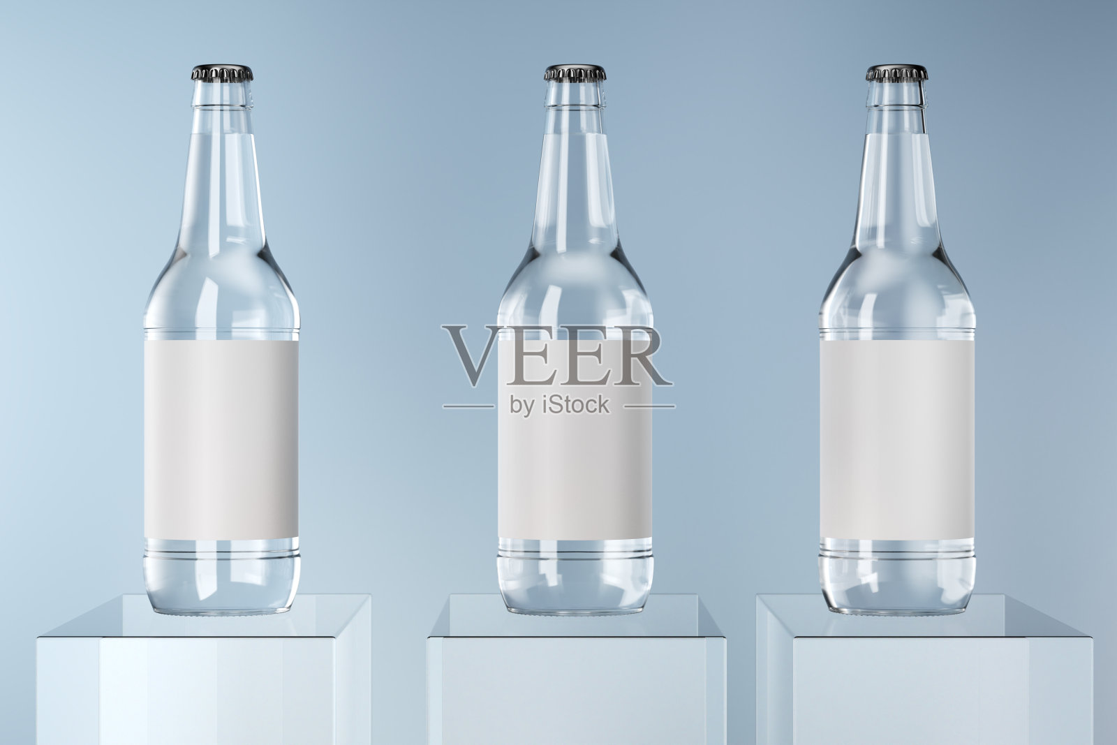 三个玻璃瓶的模型。玻璃水瓶上的空白白色标签。3 d渲染。照片摄影图片