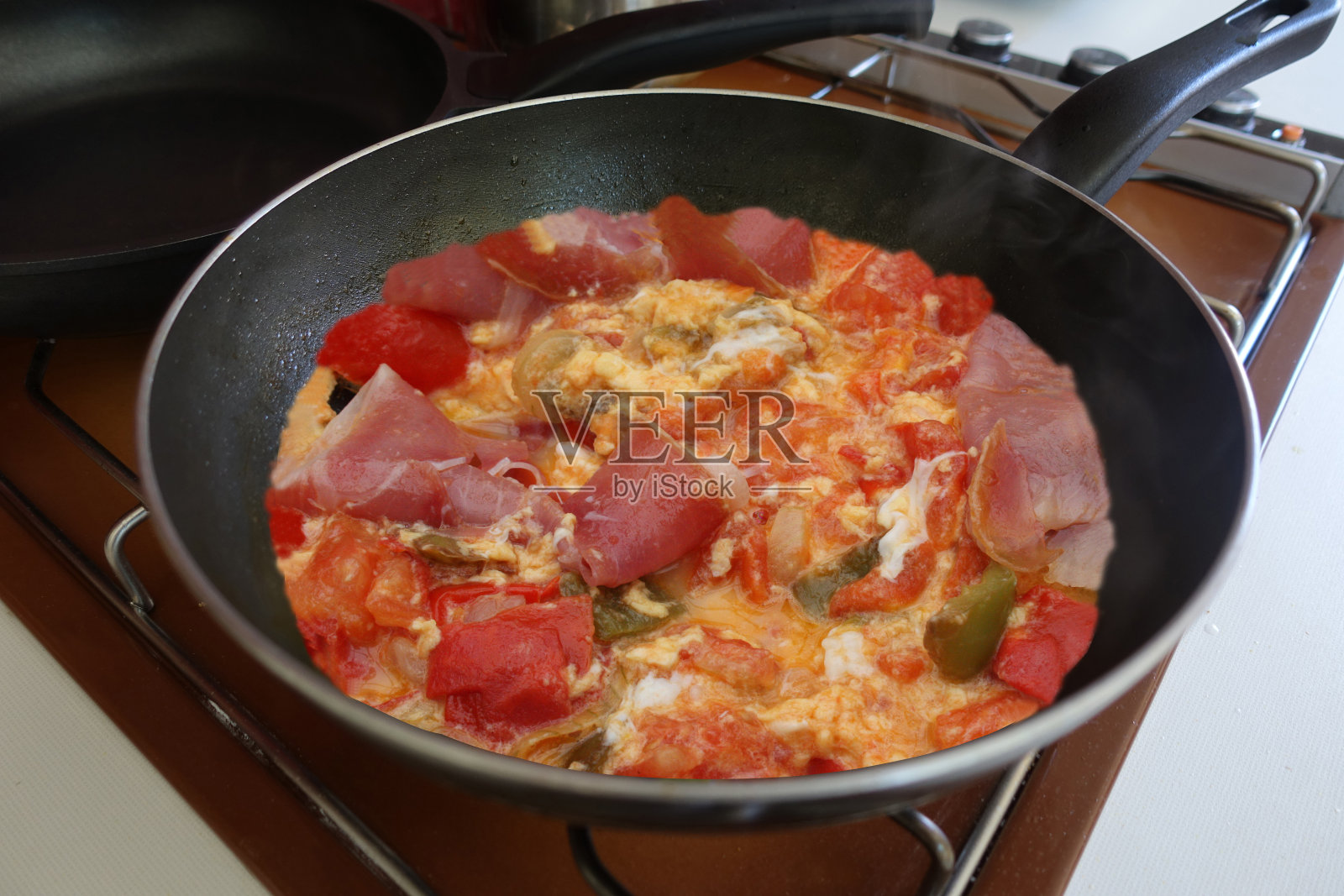 用煎锅烹制的来自巴斯克地区的法国美食照片摄影图片