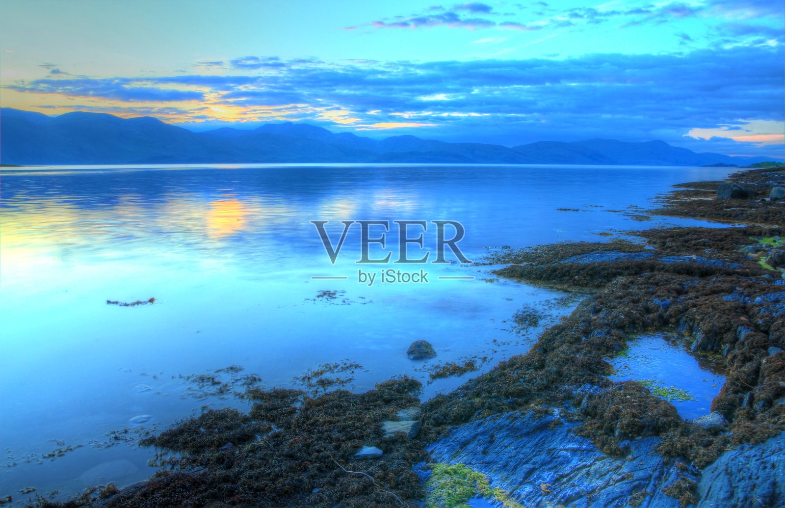 傍晚时分，苏格兰的伊尔湖照片摄影图片