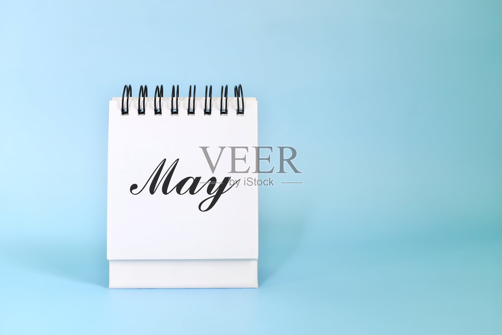 五月台历，蓝色背景，春天的叶子和复制空间。照片摄影图片