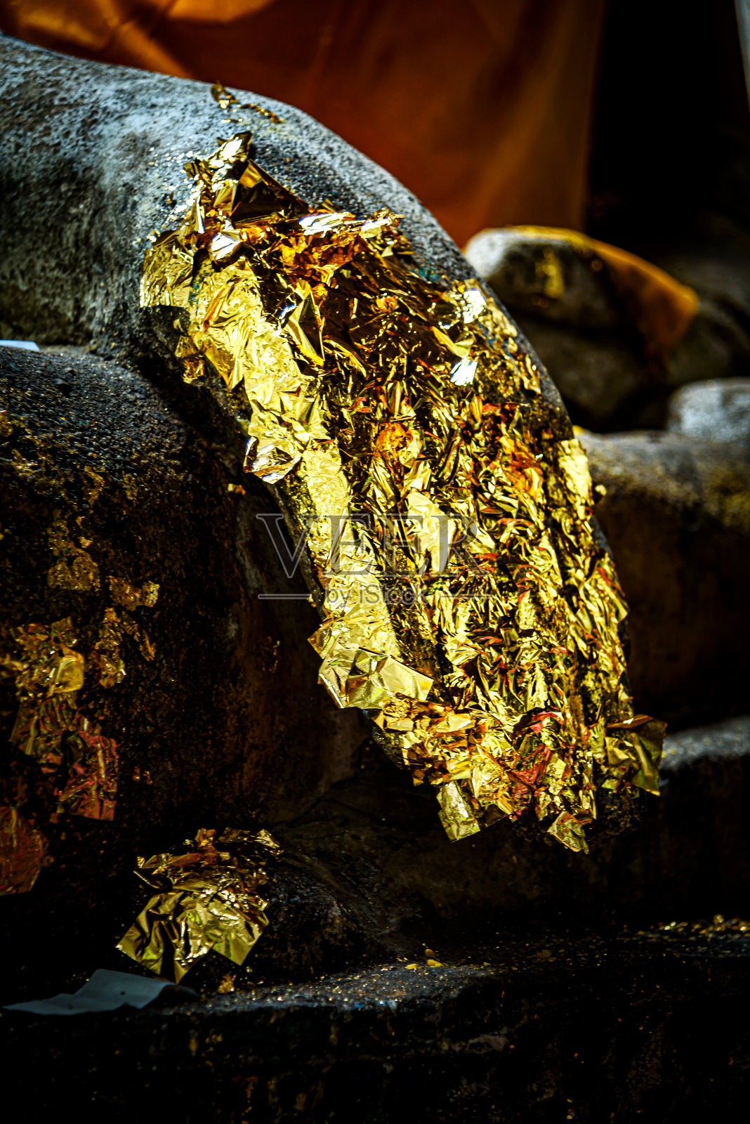 Wat Somdet Old(泰国寺庙)它被遗弃在泰国北碧府Sanghklaburi的一座小山上的丛林中。照片摄影图片