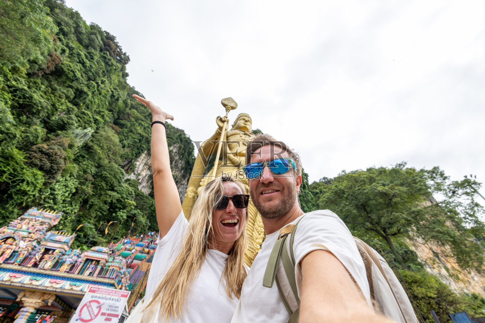 马来西亚一对情侣在寺庙自拍照片摄影图片